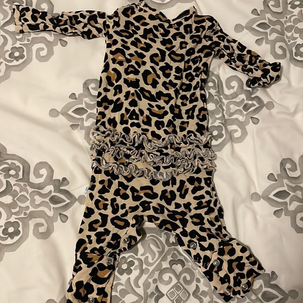 Newborn leopard snap onesie - Picture 3 of 3